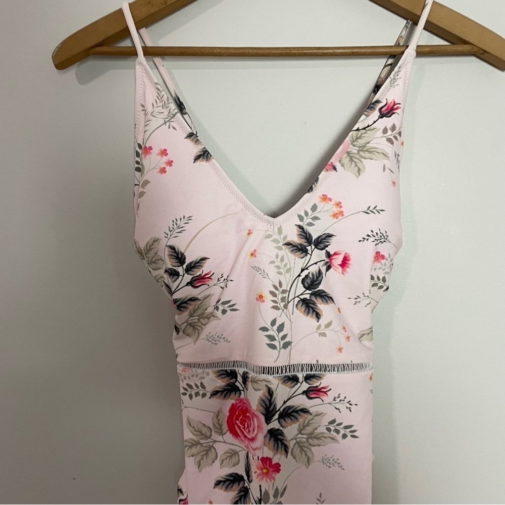 [Cupshe] Women's Light Pink Floral Cross Strap One Piece Swimsuit - Picture 3 of 8